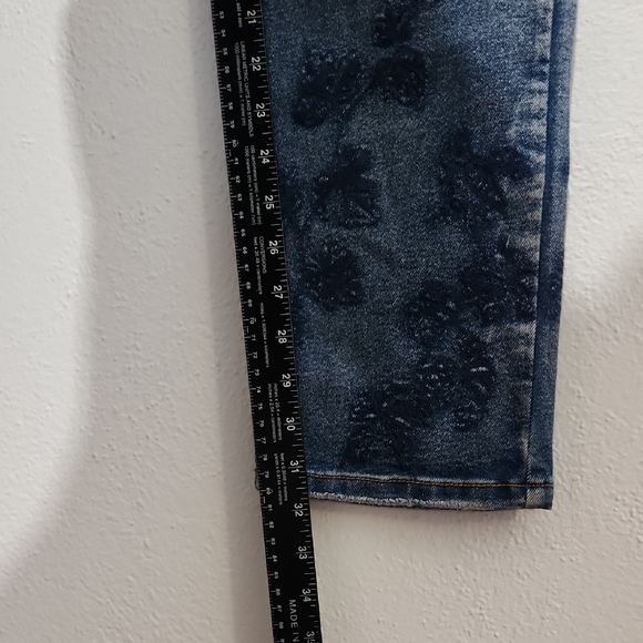Blue Denim Jeans with Embroidered Leaf Pattern Womens Size 32 - Picture 9 of 11